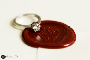 foto dell'anello di fidanzamento e della partecipazione di matrimonio