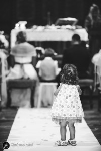 una bambina guarda l'altare