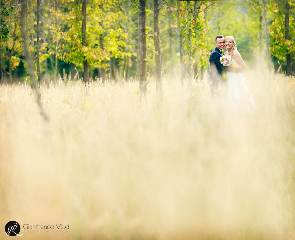 foto di una coppia felice in un campo verde