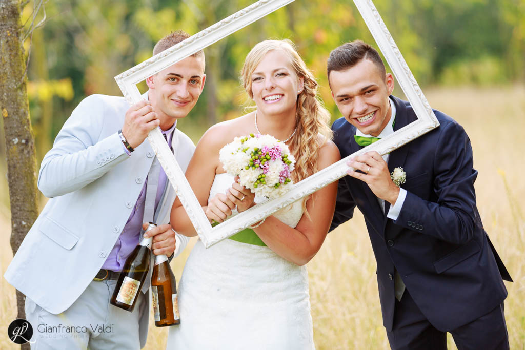 la coppia festeggia il proprio matrimonio con gli amici