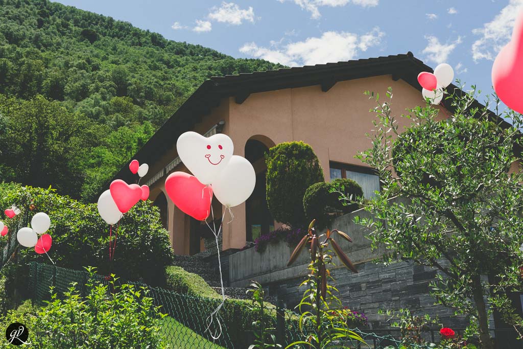 La casa è decorata con palloncini colorati